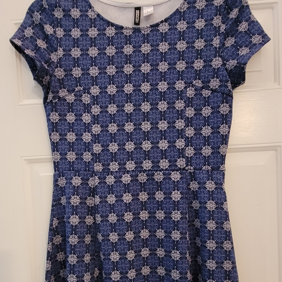 Divided H & M cup sleeves dress size 12 - Picture 4 of 8